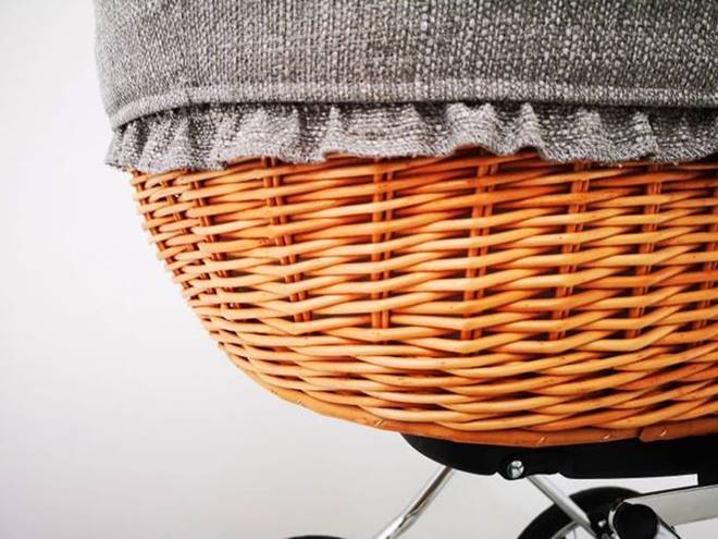 Zbliżenie na wiklinową gondolę wózka retro wykonaną z naturalnych materiałów.